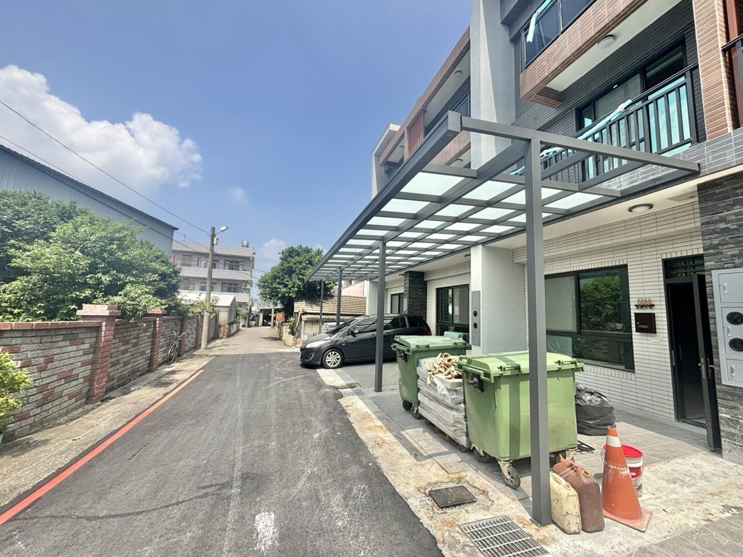 台中大肚 近王田交流道全新別墅A2 台中大肚船頭六街 照片2