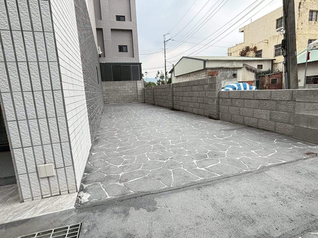 東草屯交流道 8.2米大面寬全新3車別墅 草屯中和路・東草屯交流道旁 照片2