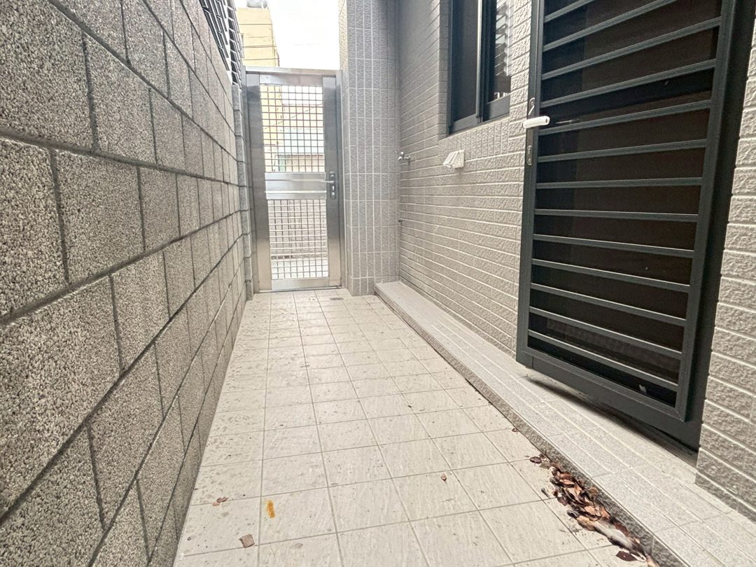 東草屯交流道 8.2米大面寬全新3車別墅 草屯中和路・東草屯交流道旁 照片6