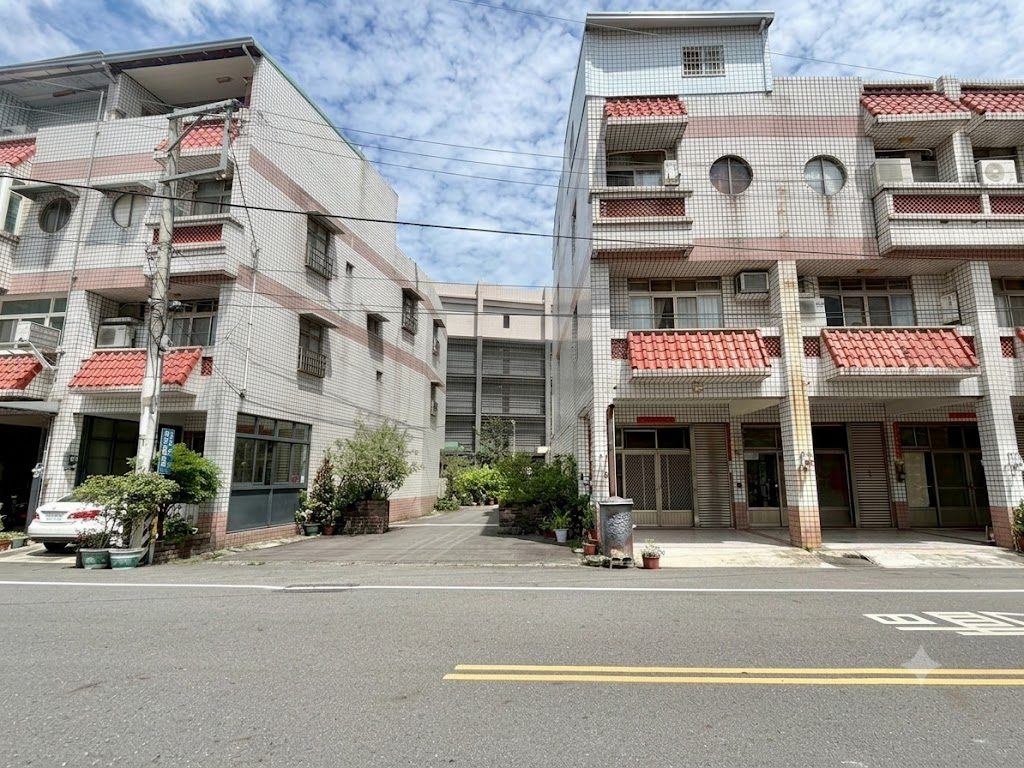 中興新村旁 學區邊間透天