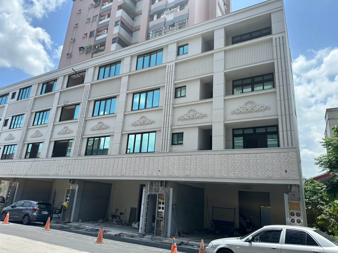 草屯國中旁 全新電梯店面＋6套房 草屯大成街・草屯國中旁 照片1