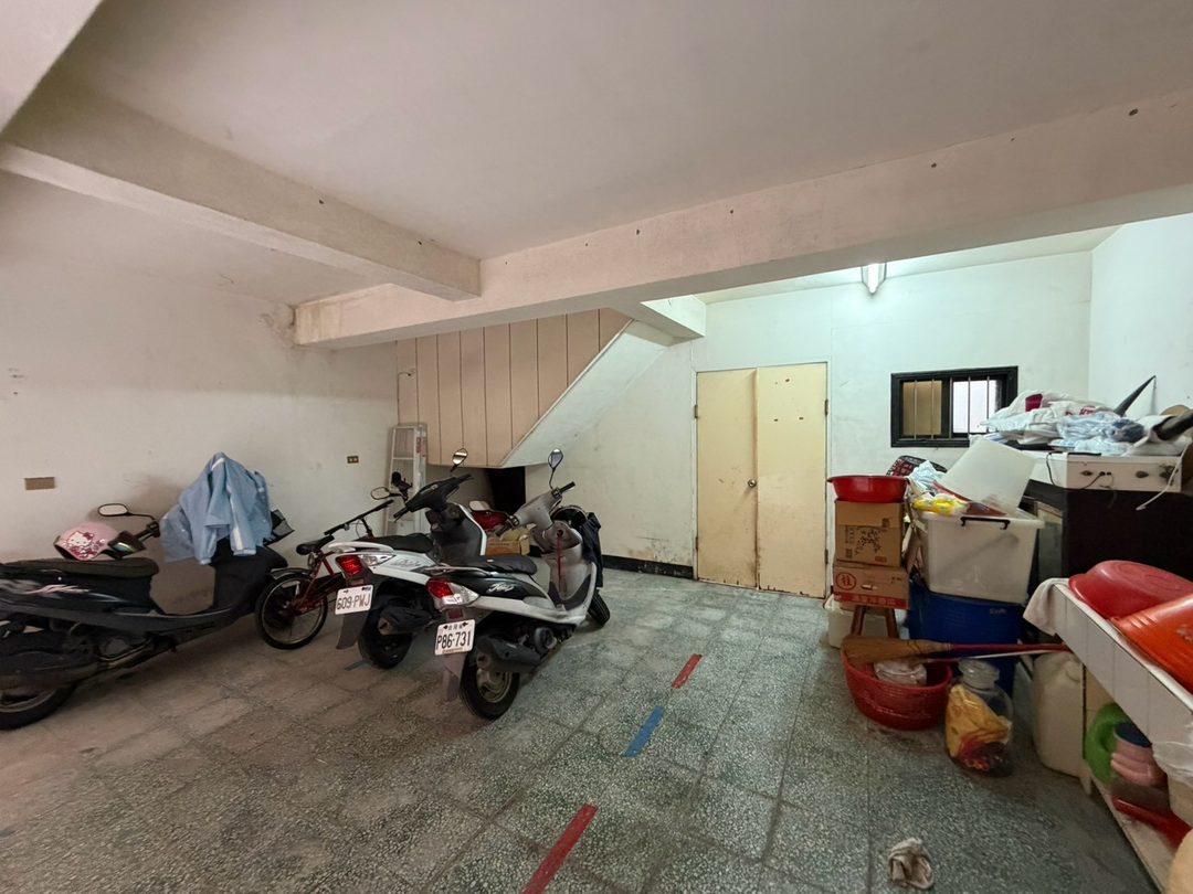 草屯富春路 一條龍學區車庫透天 草屯富春路・富功國小旁 照片4